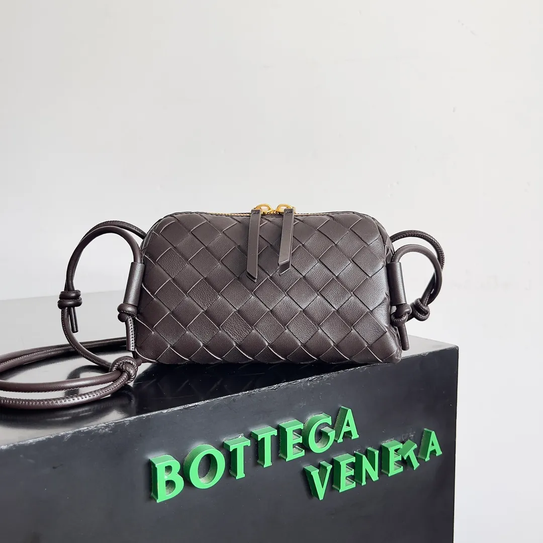 Batch 1260 BV new mini bag ceiling Bottegaveneta new Concert Pouch bag is small and has a large capacity. It can hold a Pro max mobile phone. The shoulder strap is adjustable for cross-body carry. It is very cost-effective when carried on one shoulder. The latest small bag in autumn has a lot of capacity. It can hold 4 short clips. I also tried it and it can hold one of my fists. It is cute, the capacity is touching and the length of the shoulder strap is adjustable for daily commuting. Full score 10 #bv woven bag Style number: 794258 Size: 18.5*11.5*8.5cm